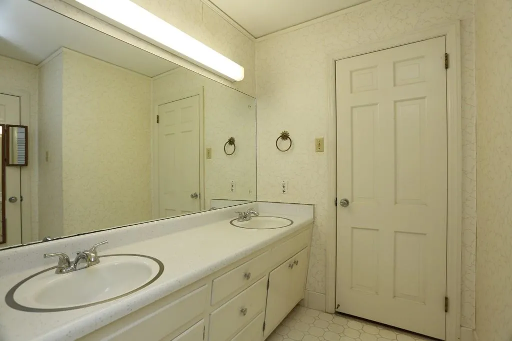 6410 Colewood Court, Sandy Springs, Georgia 30328, 3 Bedrooms Bedrooms, ,2 BathroomsBathrooms,Residential,Sold,6410 Colewood Court,5741785