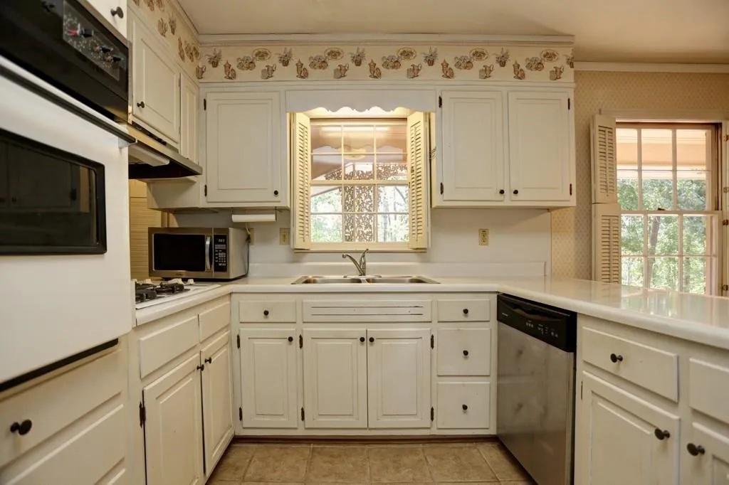 6410 Colewood Court, Sandy Springs, Georgia 30328, 3 Bedrooms Bedrooms, ,2 BathroomsBathrooms,Residential,Sold,6410 Colewood Court,5741785