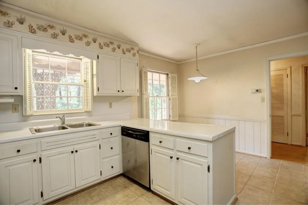 6410 Colewood Court, Sandy Springs, Georgia 30328, 3 Bedrooms Bedrooms, ,2 BathroomsBathrooms,Residential,Sold,6410 Colewood Court,5741785