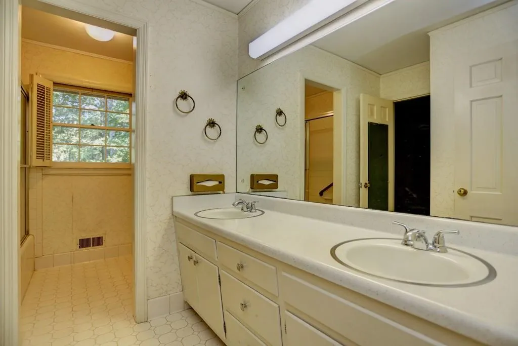 6410 Colewood Court, Sandy Springs, Georgia 30328, 3 Bedrooms Bedrooms, ,2 BathroomsBathrooms,Residential,Sold,6410 Colewood Court,5741785