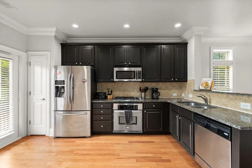 859 Perennial Drive, Atlanta, Georgia 30328, 2 Bedrooms Bedrooms, ,2 BathroomsBathrooms,Residential,Sold,859 Perennial Drive,6829645