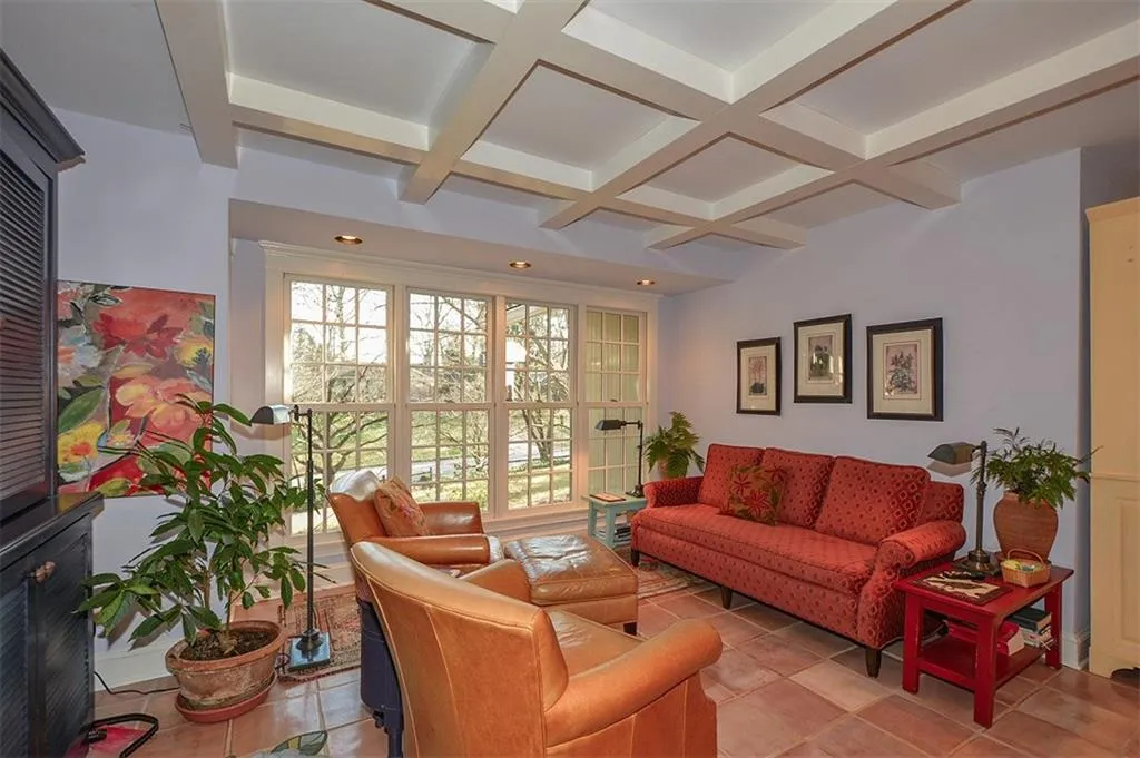 570 Valley Lane, Sandy Springs, Georgia 30328, 3 Bedrooms Bedrooms, ,2 BathroomsBathrooms,Residential,Sold,570 Valley Lane,5981656