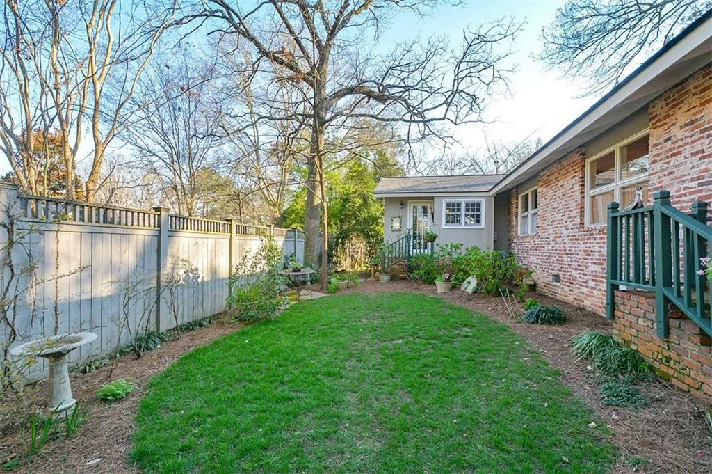 570 Valley Lane, Sandy Springs, Georgia 30328, 3 Bedrooms Bedrooms, ,2 BathroomsBathrooms,Residential,Sold,570 Valley Lane,5981656