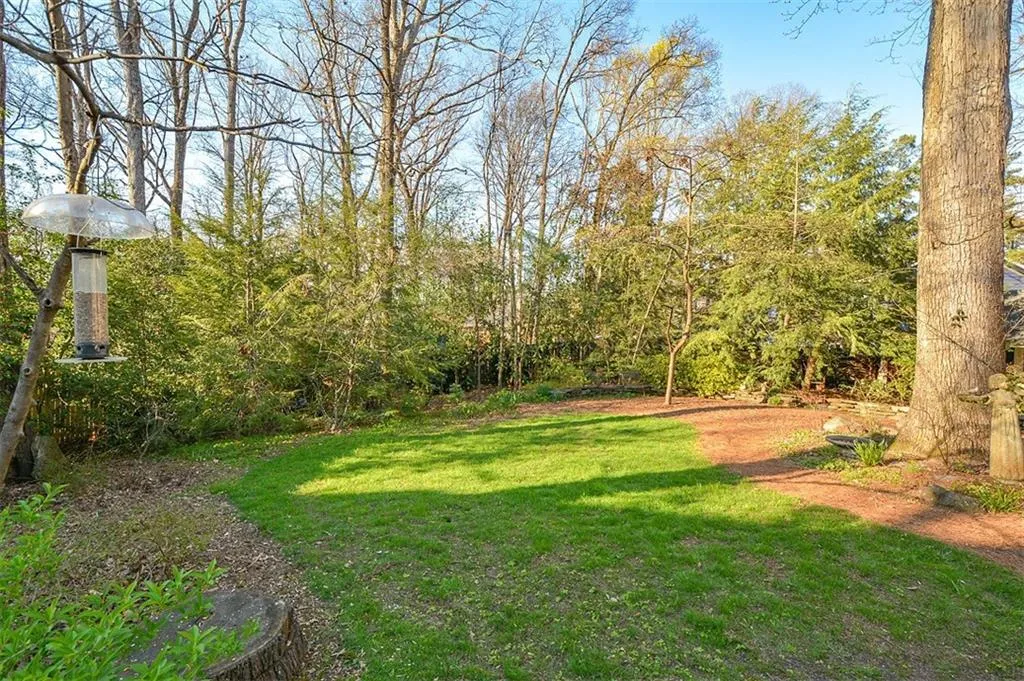 570 Valley Lane, Sandy Springs, Georgia 30328, 3 Bedrooms Bedrooms, ,2 BathroomsBathrooms,Residential,Sold,570 Valley Lane,5981656