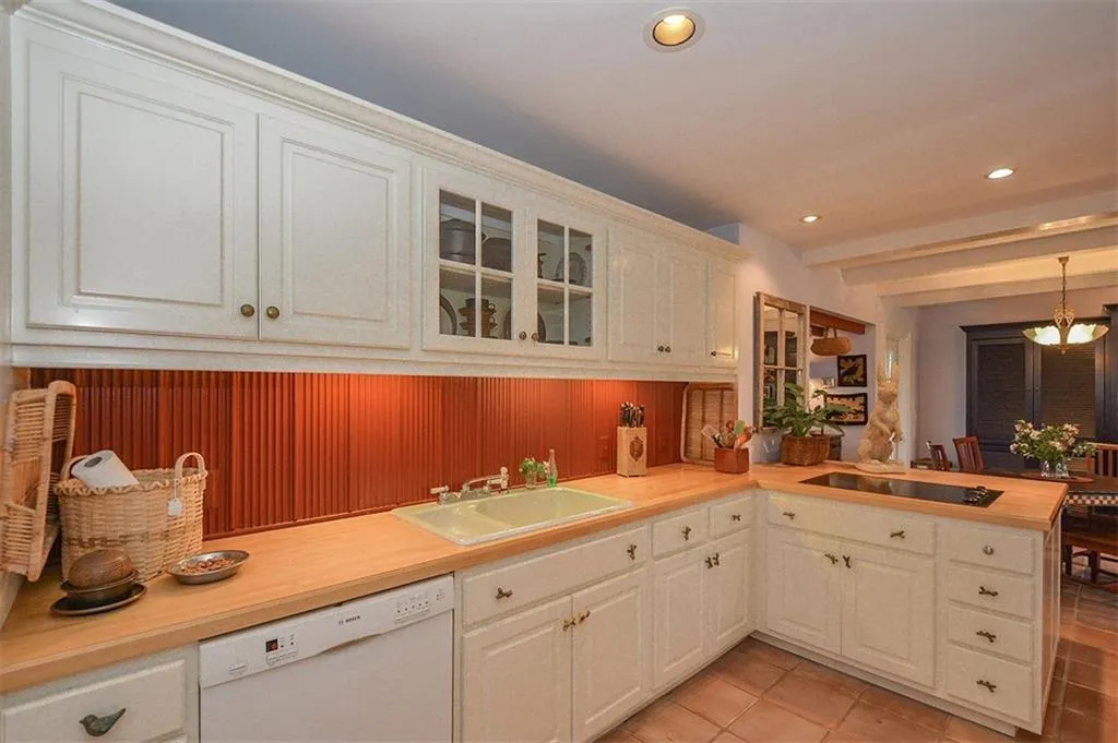 570 Valley Lane, Sandy Springs, Georgia 30328, 3 Bedrooms Bedrooms, ,2 BathroomsBathrooms,Residential,Sold,570 Valley Lane,5981656
