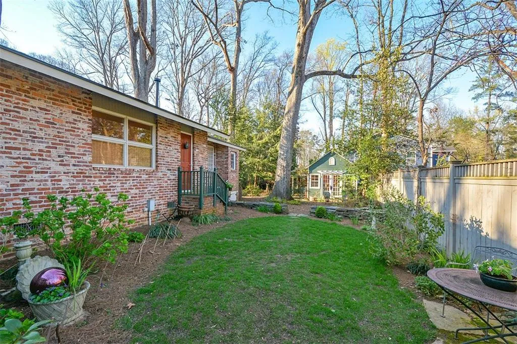 570 Valley Lane, Sandy Springs, Georgia 30328, 3 Bedrooms Bedrooms, ,2 BathroomsBathrooms,Residential,Sold,570 Valley Lane,5981656