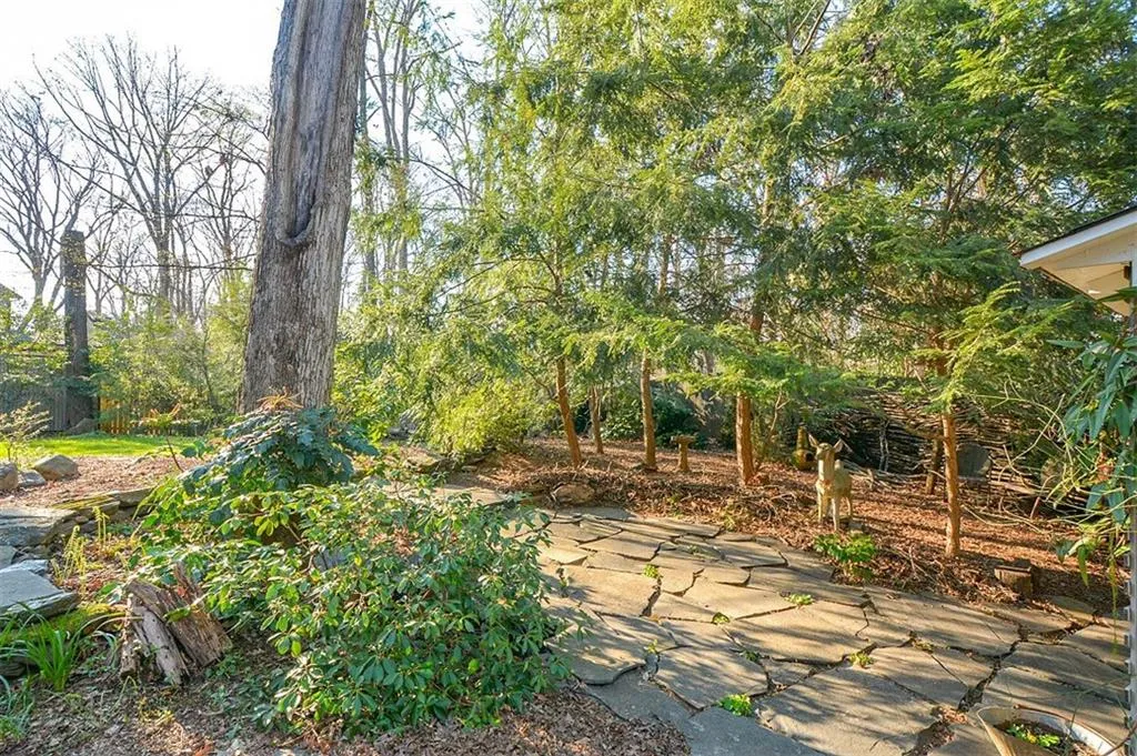 570 Valley Lane, Sandy Springs, Georgia 30328, 3 Bedrooms Bedrooms, ,2 BathroomsBathrooms,Residential,Sold,570 Valley Lane,5981656
