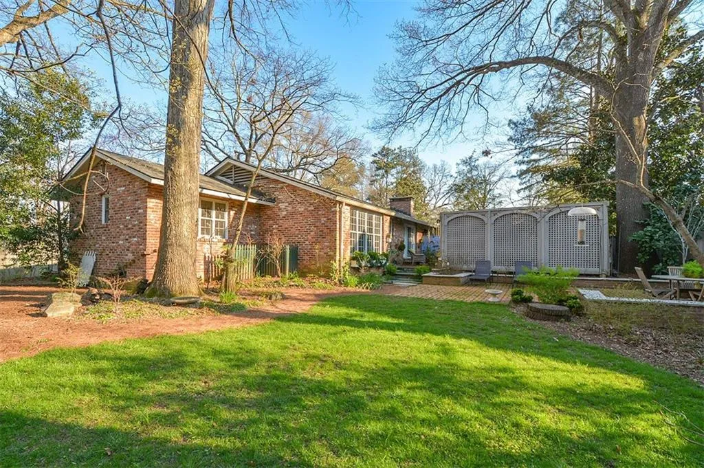 570 Valley Lane, Sandy Springs, Georgia 30328, 3 Bedrooms Bedrooms, ,2 BathroomsBathrooms,Residential,Sold,570 Valley Lane,5981656