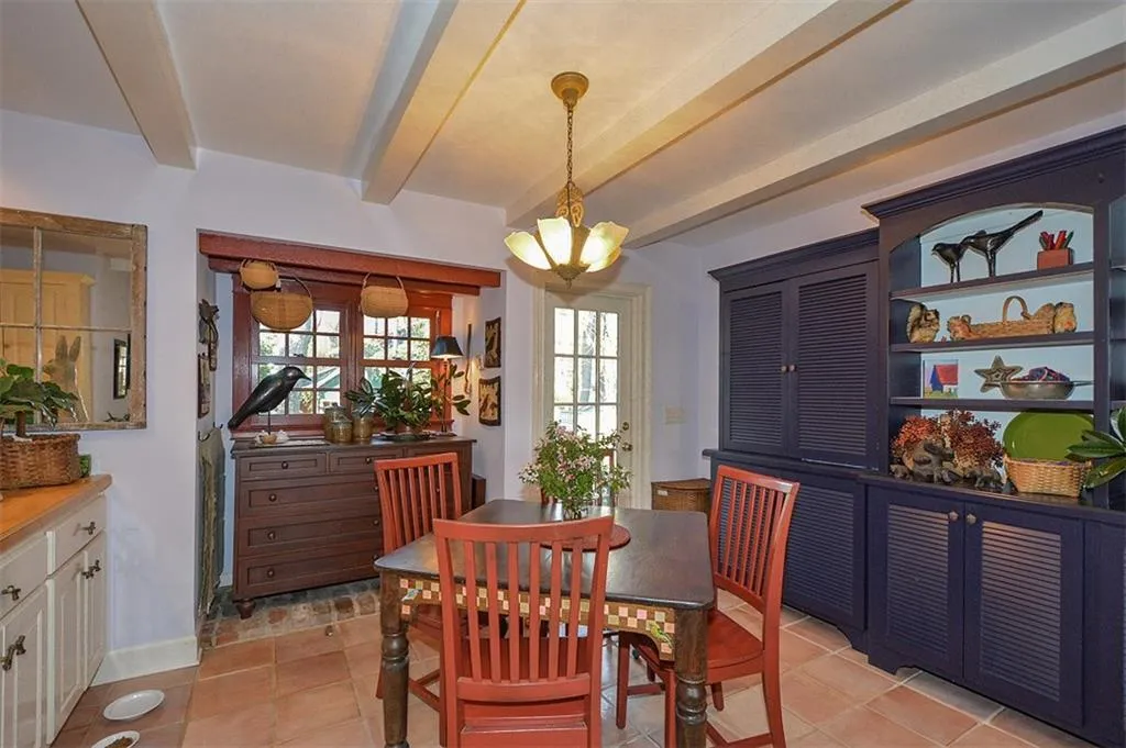 570 Valley Lane, Sandy Springs, Georgia 30328, 3 Bedrooms Bedrooms, ,2 BathroomsBathrooms,Residential,Sold,570 Valley Lane,5981656