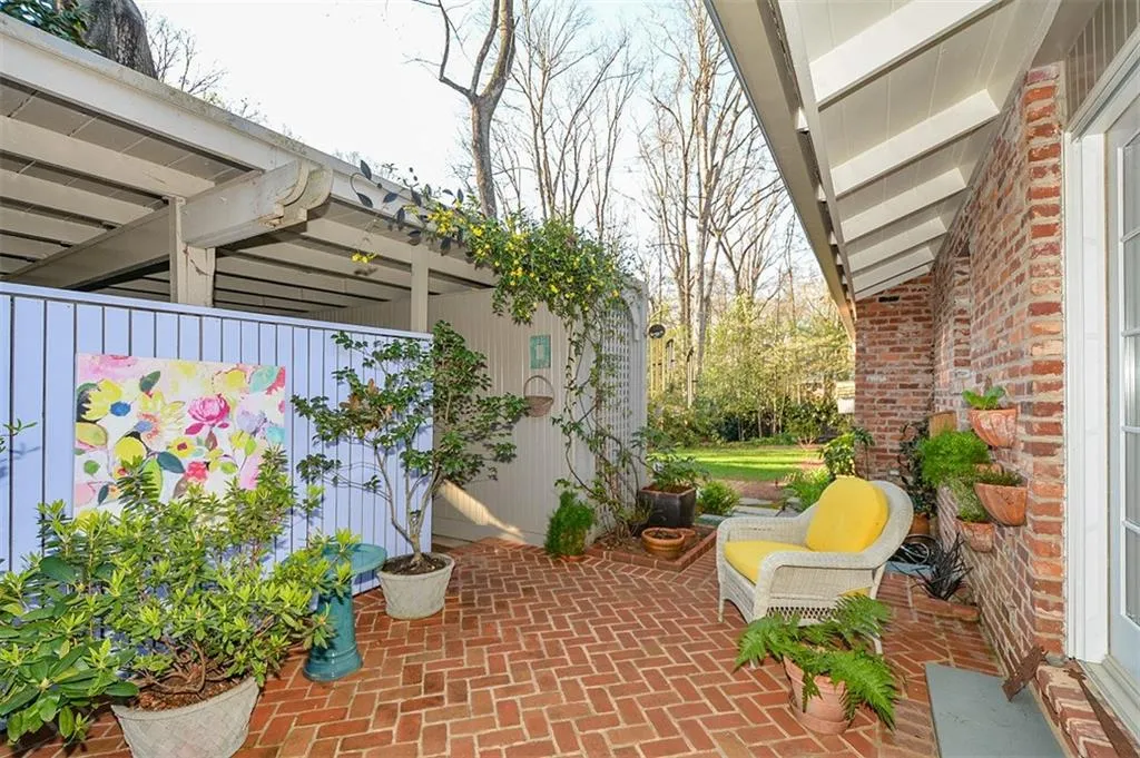 570 Valley Lane, Sandy Springs, Georgia 30328, 3 Bedrooms Bedrooms, ,2 BathroomsBathrooms,Residential,Sold,570 Valley Lane,5981656