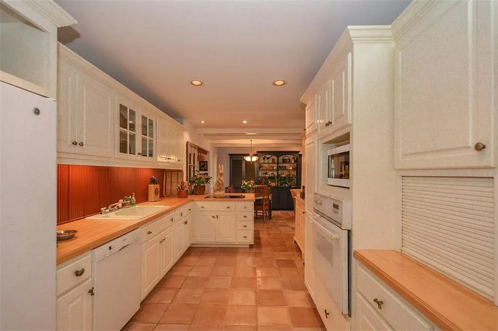 570 Valley Lane, Sandy Springs, Georgia 30328, 3 Bedrooms Bedrooms, ,2 BathroomsBathrooms,Residential,Sold,570 Valley Lane,5981656