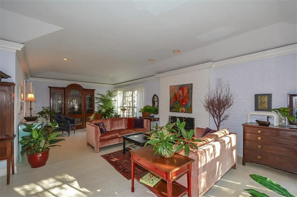 570 Valley Lane, Sandy Springs, Georgia 30328, 3 Bedrooms Bedrooms, ,2 BathroomsBathrooms,Residential,Sold,570 Valley Lane,5981656