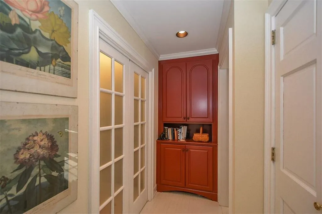 570 Valley Lane, Sandy Springs, Georgia 30328, 3 Bedrooms Bedrooms, ,2 BathroomsBathrooms,Residential,Sold,570 Valley Lane,5981656
