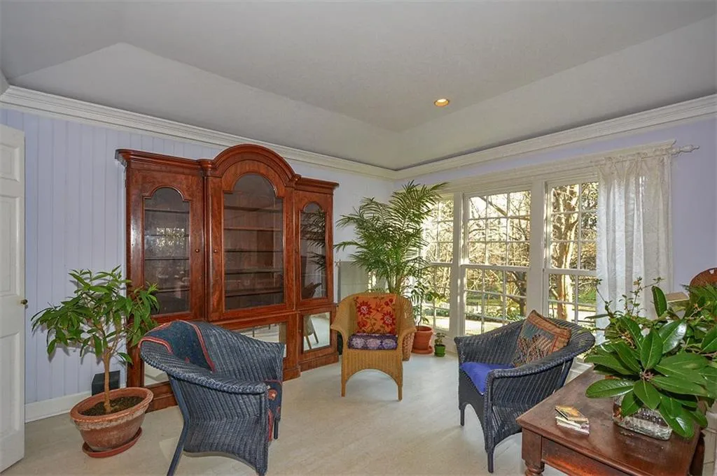 570 Valley Lane, Sandy Springs, Georgia 30328, 3 Bedrooms Bedrooms, ,2 BathroomsBathrooms,Residential,Sold,570 Valley Lane,5981656