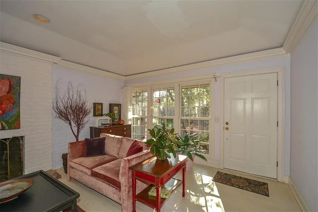 570 Valley Lane, Sandy Springs, Georgia 30328, 3 Bedrooms Bedrooms, ,2 BathroomsBathrooms,Residential,Sold,570 Valley Lane,5981656