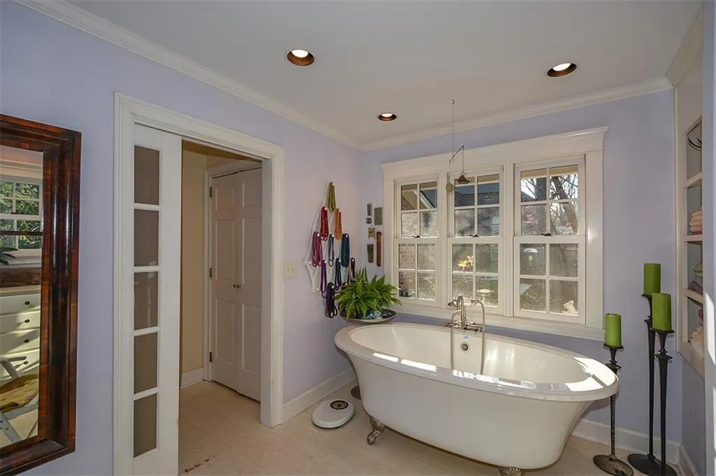 570 Valley Lane, Sandy Springs, Georgia 30328, 3 Bedrooms Bedrooms, ,2 BathroomsBathrooms,Residential,Sold,570 Valley Lane,5981656