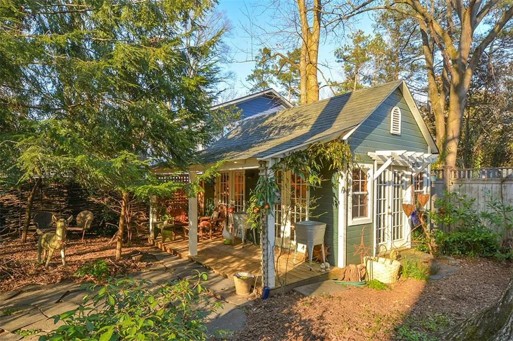 570 Valley Lane, Sandy Springs, Georgia 30328, 3 Bedrooms Bedrooms, ,2 BathroomsBathrooms,Residential,Sold,570 Valley Lane,5981656