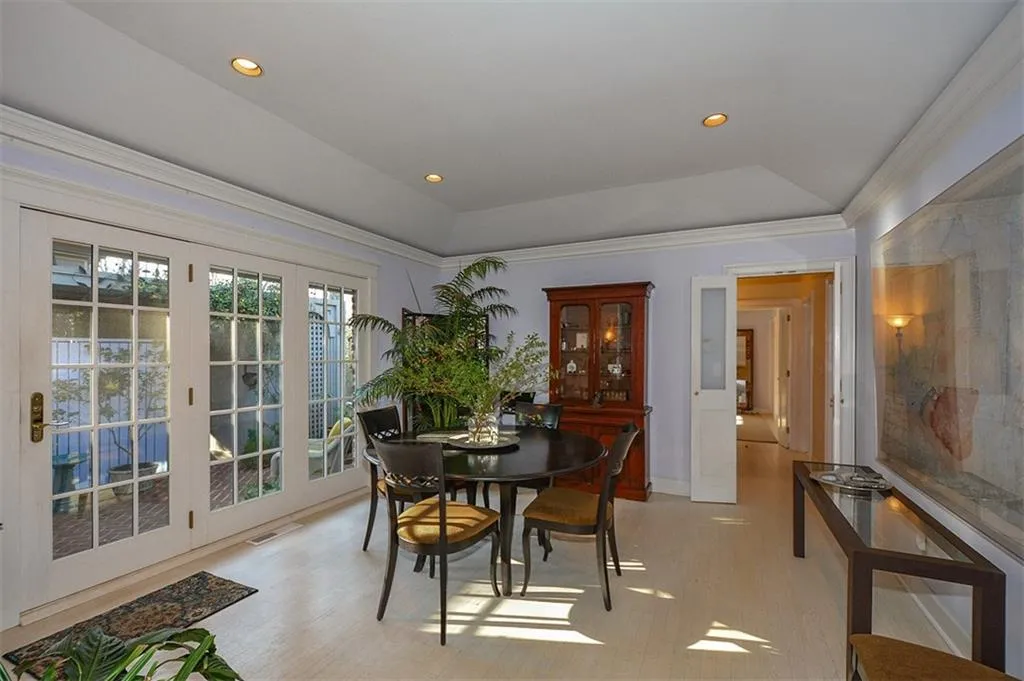 570 Valley Lane, Sandy Springs, Georgia 30328, 3 Bedrooms Bedrooms, ,2 BathroomsBathrooms,Residential,Sold,570 Valley Lane,5981656
