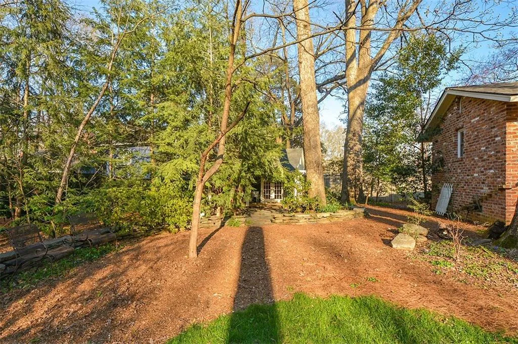 570 Valley Lane, Sandy Springs, Georgia 30328, 3 Bedrooms Bedrooms, ,2 BathroomsBathrooms,Residential,Sold,570 Valley Lane,5981656