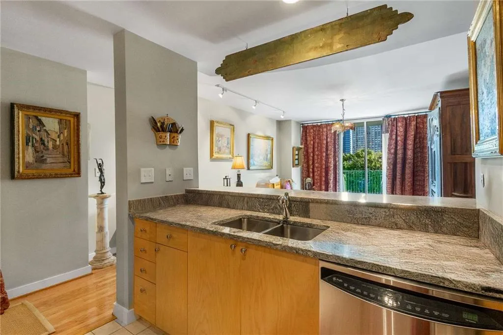 3338 Peachtree Road Ne Unit 407, Atlanta, Georgia 30326, 2 Bedrooms Bedrooms, ,2 BathroomsBathrooms,Residential,For Sale,3338 Peachtree Road Ne Unit 407,7662475