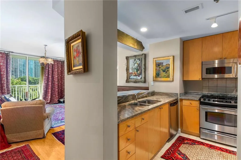 3338 Peachtree Road Ne Unit 407, Atlanta, Georgia 30326, 2 Bedrooms Bedrooms, ,2 BathroomsBathrooms,Residential,For Sale,3338 Peachtree Road Ne Unit 407,7662475