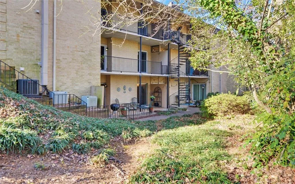 5400 Roswell Road Ne Unit L-12, Sandy Springs, Georgia 30342, 2 Bedrooms Bedrooms, ,2 BathroomsBathrooms,Residential,Sold,5400 Roswell Road Ne Unit L-12,6818535