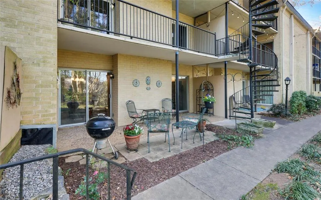 5400 Roswell Road Ne Unit L-12, Sandy Springs, Georgia 30342, 2 Bedrooms Bedrooms, ,2 BathroomsBathrooms,Residential,Sold,5400 Roswell Road Ne Unit L-12,6818535