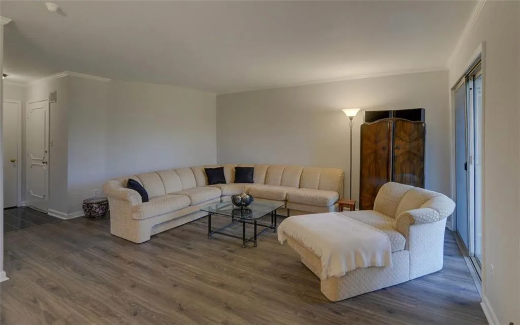 5400 Roswell Road Ne Unit L-12, Sandy Springs, Georgia 30342, 2 Bedrooms Bedrooms, ,2 BathroomsBathrooms,Residential,Sold,5400 Roswell Road Ne Unit L-12,6818535