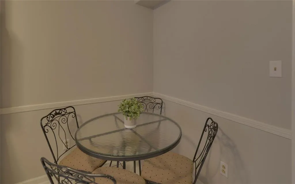 5400 Roswell Road Ne Unit L-12, Sandy Springs, Georgia 30342, 2 Bedrooms Bedrooms, ,2 BathroomsBathrooms,Residential,Sold,5400 Roswell Road Ne Unit L-12,6818535