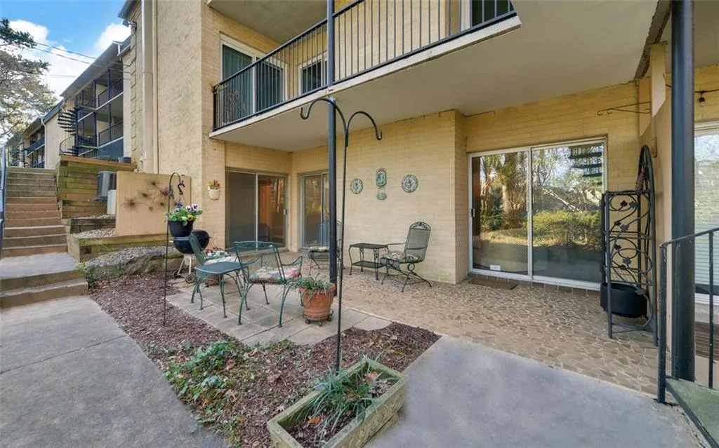 5400 Roswell Road Ne Unit L-12, Sandy Springs, Georgia 30342, 2 Bedrooms Bedrooms, ,2 BathroomsBathrooms,Residential,Sold,5400 Roswell Road Ne Unit L-12,6818535