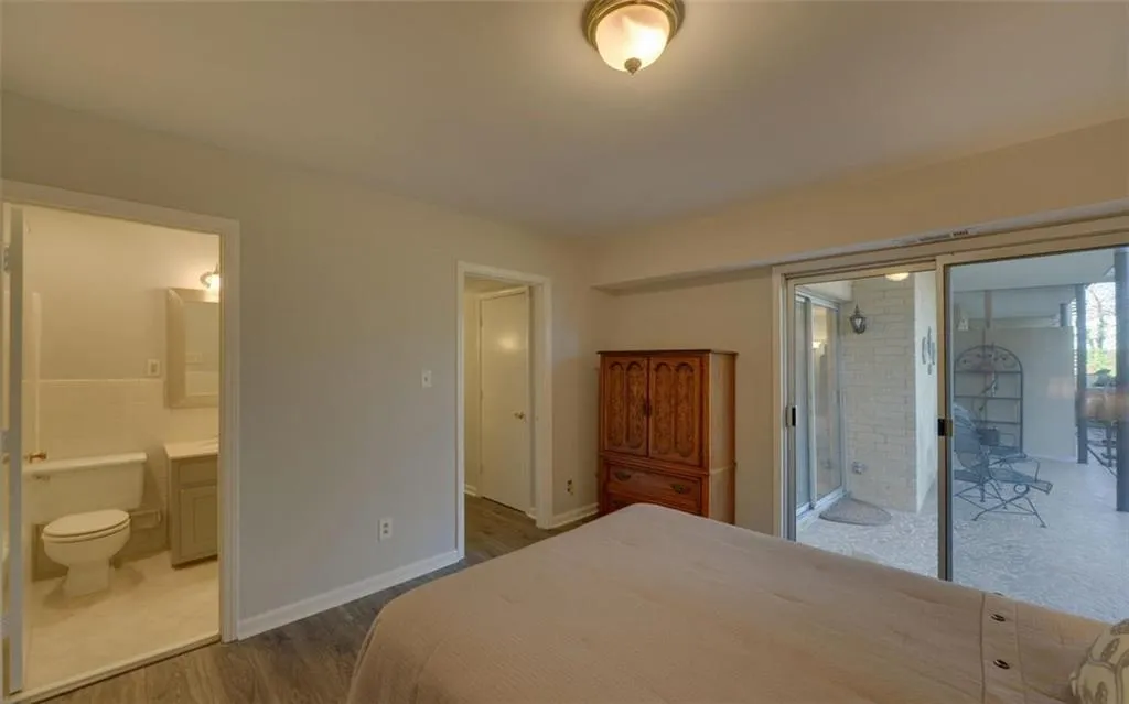 5400 Roswell Road Ne Unit L-12, Sandy Springs, Georgia 30342, 2 Bedrooms Bedrooms, ,2 BathroomsBathrooms,Residential,Sold,5400 Roswell Road Ne Unit L-12,6818535