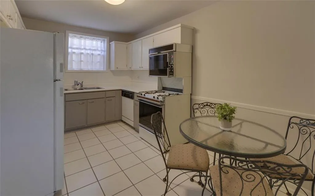 5400 Roswell Road Ne Unit L-12, Sandy Springs, Georgia 30342, 2 Bedrooms Bedrooms, ,2 BathroomsBathrooms,Residential,Sold,5400 Roswell Road Ne Unit L-12,6818535