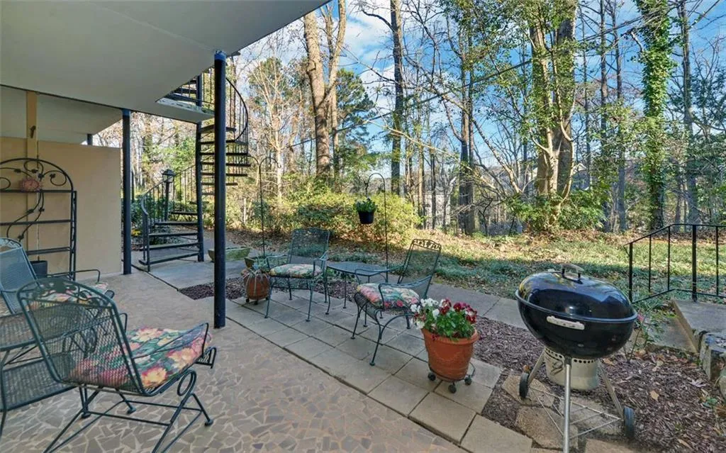 5400 Roswell Road Ne Unit L-12, Sandy Springs, Georgia 30342, 2 Bedrooms Bedrooms, ,2 BathroomsBathrooms,Residential,Sold,5400 Roswell Road Ne Unit L-12,6818535
