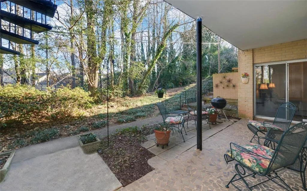 5400 Roswell Road Ne Unit L-12, Sandy Springs, Georgia 30342, 2 Bedrooms Bedrooms, ,2 BathroomsBathrooms,Residential,Sold,5400 Roswell Road Ne Unit L-12,6818535