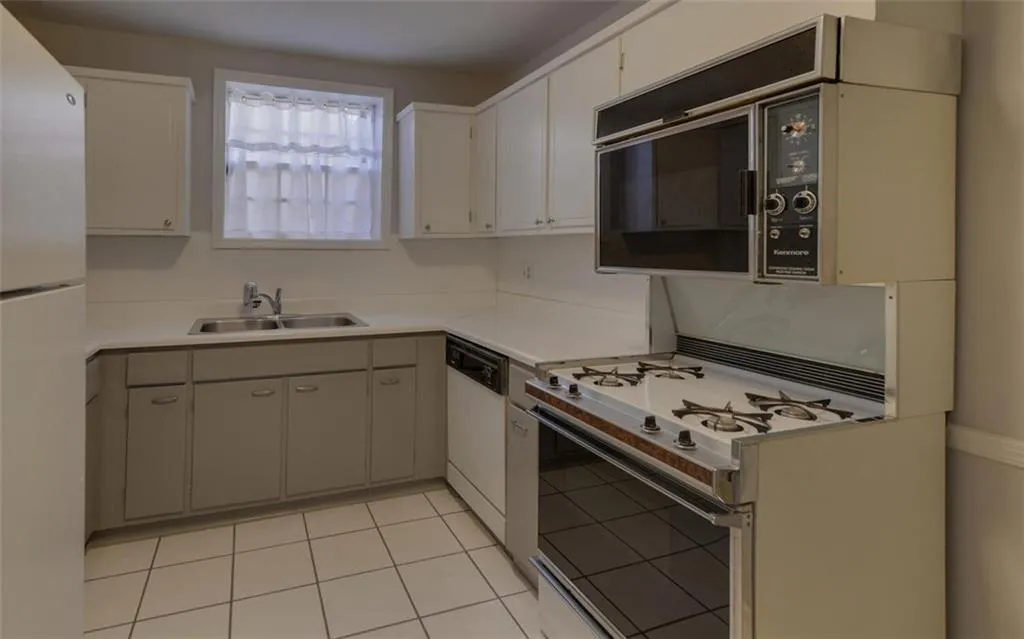 5400 Roswell Road Ne Unit L-12, Sandy Springs, Georgia 30342, 2 Bedrooms Bedrooms, ,2 BathroomsBathrooms,Residential,Sold,5400 Roswell Road Ne Unit L-12,6818535