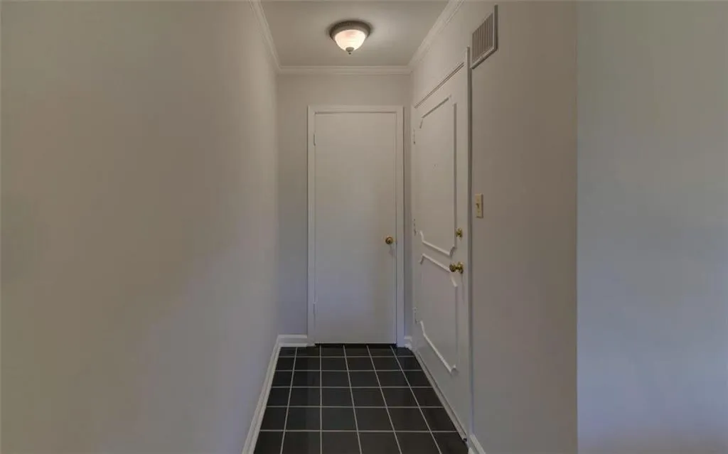 5400 Roswell Road Ne Unit L-12, Sandy Springs, Georgia 30342, 2 Bedrooms Bedrooms, ,2 BathroomsBathrooms,Residential,Sold,5400 Roswell Road Ne Unit L-12,6818535