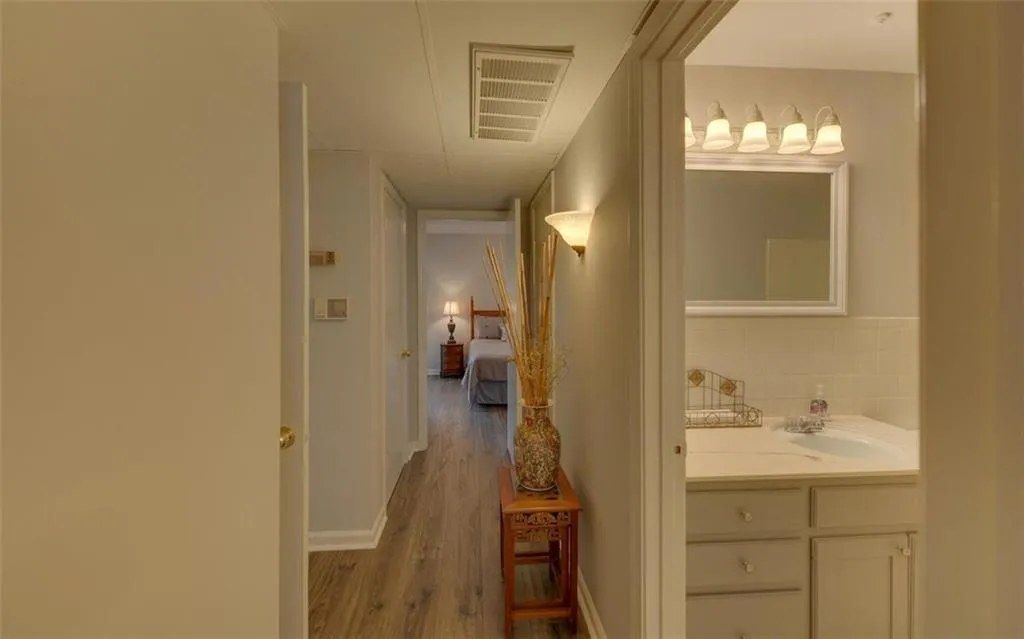 5400 Roswell Road Ne Unit L-12, Sandy Springs, Georgia 30342, 2 Bedrooms Bedrooms, ,2 BathroomsBathrooms,Residential,Sold,5400 Roswell Road Ne Unit L-12,6818535