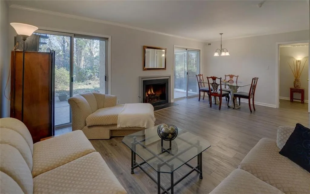 5400 Roswell Road Ne Unit L-12, Sandy Springs, Georgia 30342, 2 Bedrooms Bedrooms, ,2 BathroomsBathrooms,Residential,Sold,5400 Roswell Road Ne Unit L-12,6818535