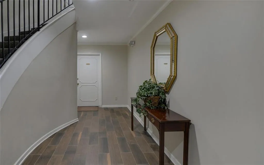 5400 Roswell Road Ne Unit L-12, Sandy Springs, Georgia 30342, 2 Bedrooms Bedrooms, ,2 BathroomsBathrooms,Residential,Sold,5400 Roswell Road Ne Unit L-12,6818535