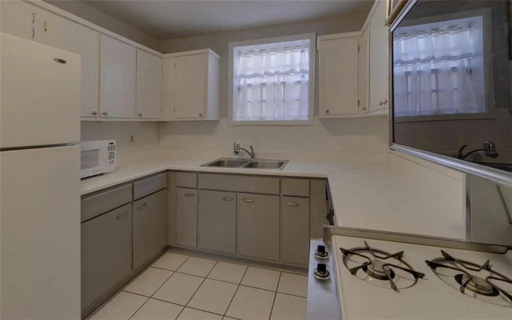 5400 Roswell Road Ne Unit L-12, Sandy Springs, Georgia 30342, 2 Bedrooms Bedrooms, ,2 BathroomsBathrooms,Residential,Sold,5400 Roswell Road Ne Unit L-12,6818535