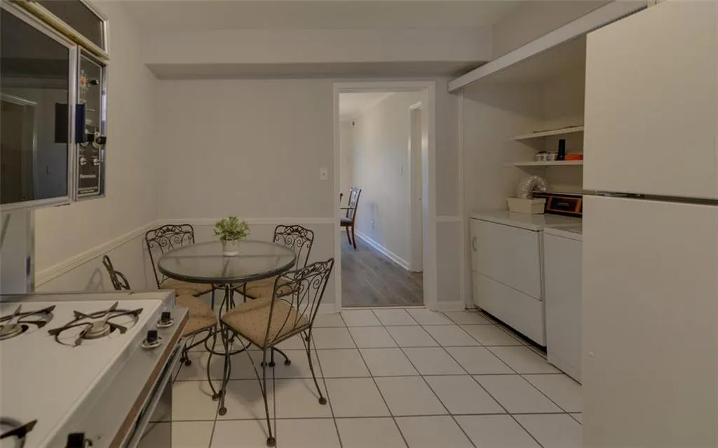 5400 Roswell Road Ne Unit L-12, Sandy Springs, Georgia 30342, 2 Bedrooms Bedrooms, ,2 BathroomsBathrooms,Residential,Sold,5400 Roswell Road Ne Unit L-12,6818535
