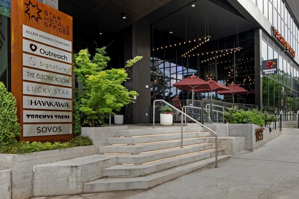 Outside your door, the best of the Westside District awaits award-winning restaurants, high-end shopping, luxury spas, and vibrant entertainment are all within steps.