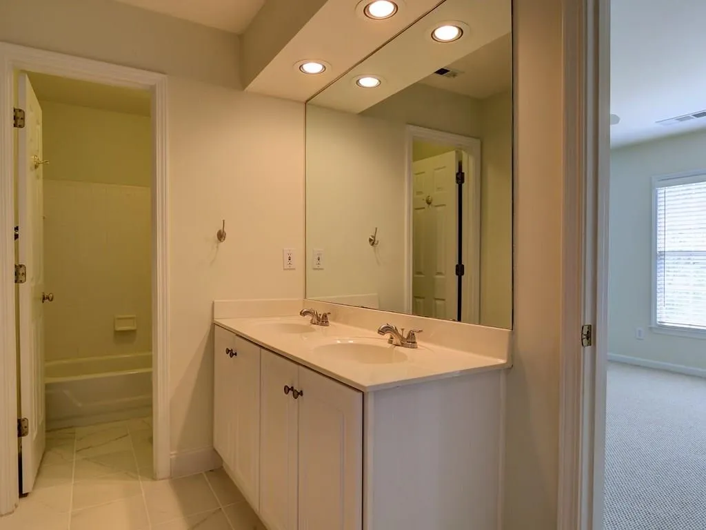 400 Glenridge Close Court, Atlanta, Georgia 30328, 4 Bedrooms Bedrooms, ,2 BathroomsBathrooms,Residential,Sold,400 Glenridge Close Court,5551842