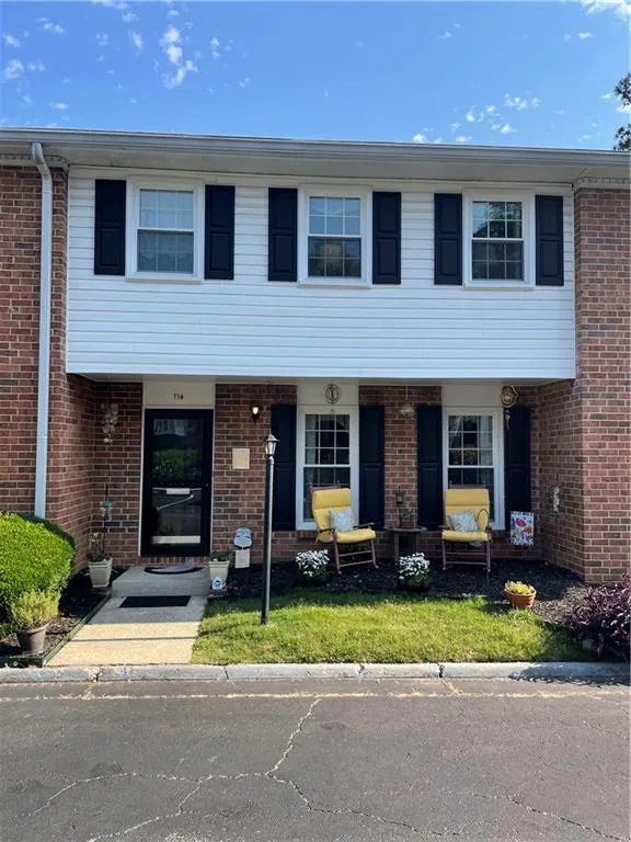 6520 Roswell Road Unit 114, Atlanta, Georgia 30328, 3 Bedrooms Bedrooms, ,2 BathroomsBathrooms,Residential,Sold,6520 Roswell Road Unit 114,7050109