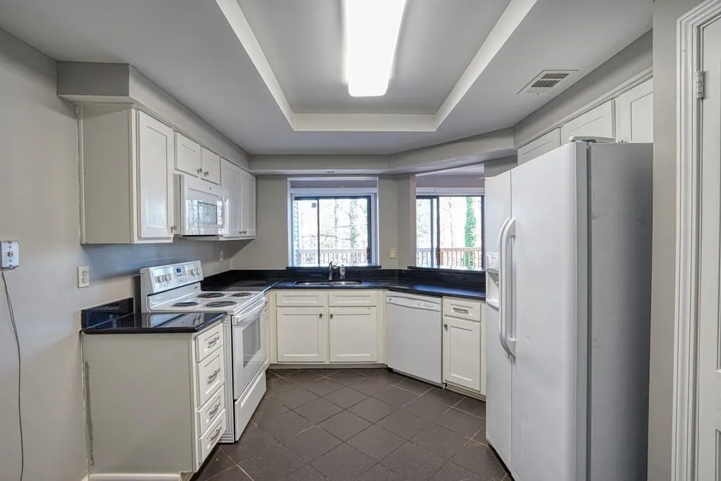16 Dunwoody Springs Drive Ne, Atlanta, Georgia 30328, 3 Bedrooms Bedrooms, ,2 BathroomsBathrooms,Residential,Sold,16 Dunwoody Springs Drive Ne,6675336