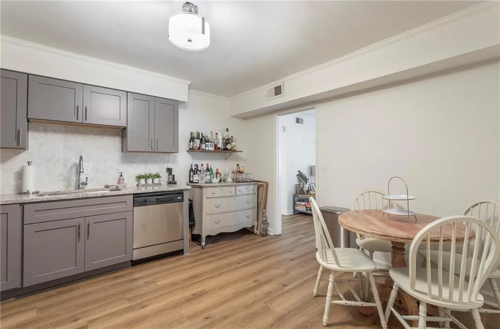 6520 Roswell Road Ne Unit 68, Sandy Springs, Georgia 30328, 2 Bedrooms Bedrooms, ,2 BathroomsBathrooms,Residential,Sold,6520 Roswell Road Ne Unit 68,7023251