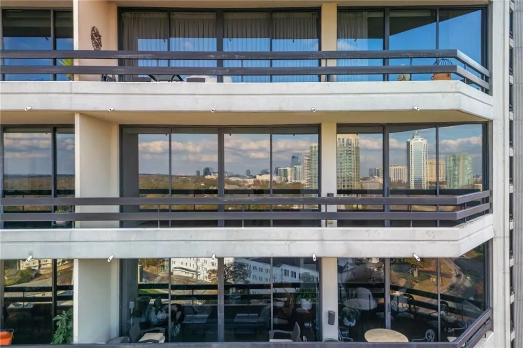 2660 Peachtree Road Nw Unit 22e, Atlanta, Georgia 30305, 3 Bedrooms Bedrooms, 0 ,2 BathroomsBathrooms,Residential,Sold,2660 Peachtree Road Nw Unit 22e,7687812
