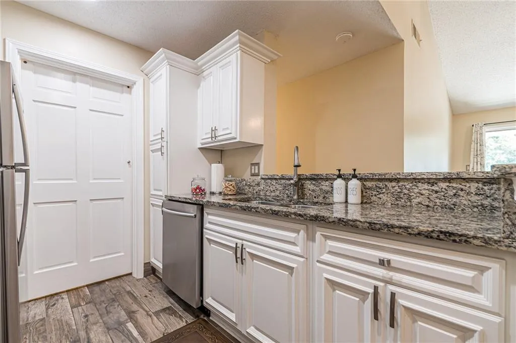 Dishwasher & Small Pantry