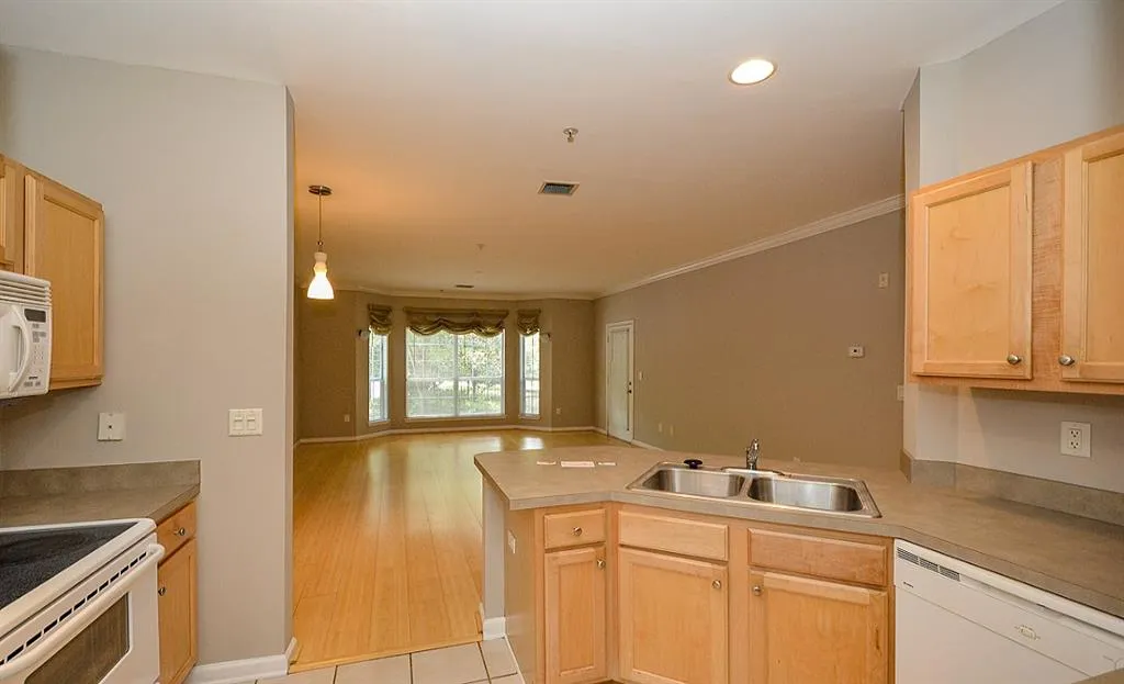 5641 Roswell Road Unit 103, Atlanta, Georgia 30342, 2 Bedrooms Bedrooms, ,2 BathroomsBathrooms,Residential,Sold,5641 Roswell Road Unit 103,5735209