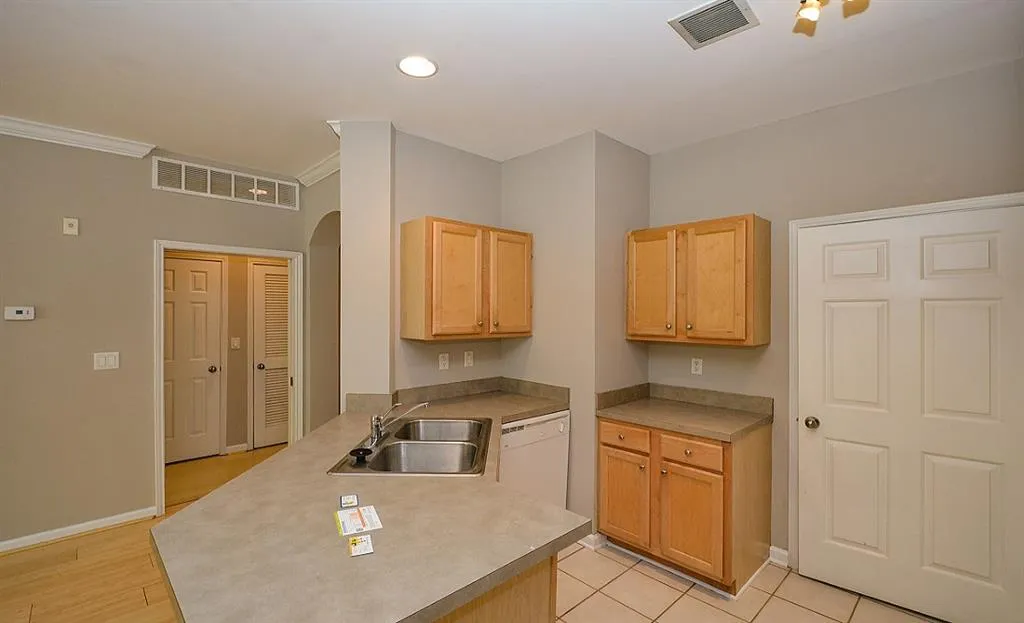 5641 Roswell Road Unit 103, Atlanta, Georgia 30342, 2 Bedrooms Bedrooms, ,2 BathroomsBathrooms,Residential,Sold,5641 Roswell Road Unit 103,5735209